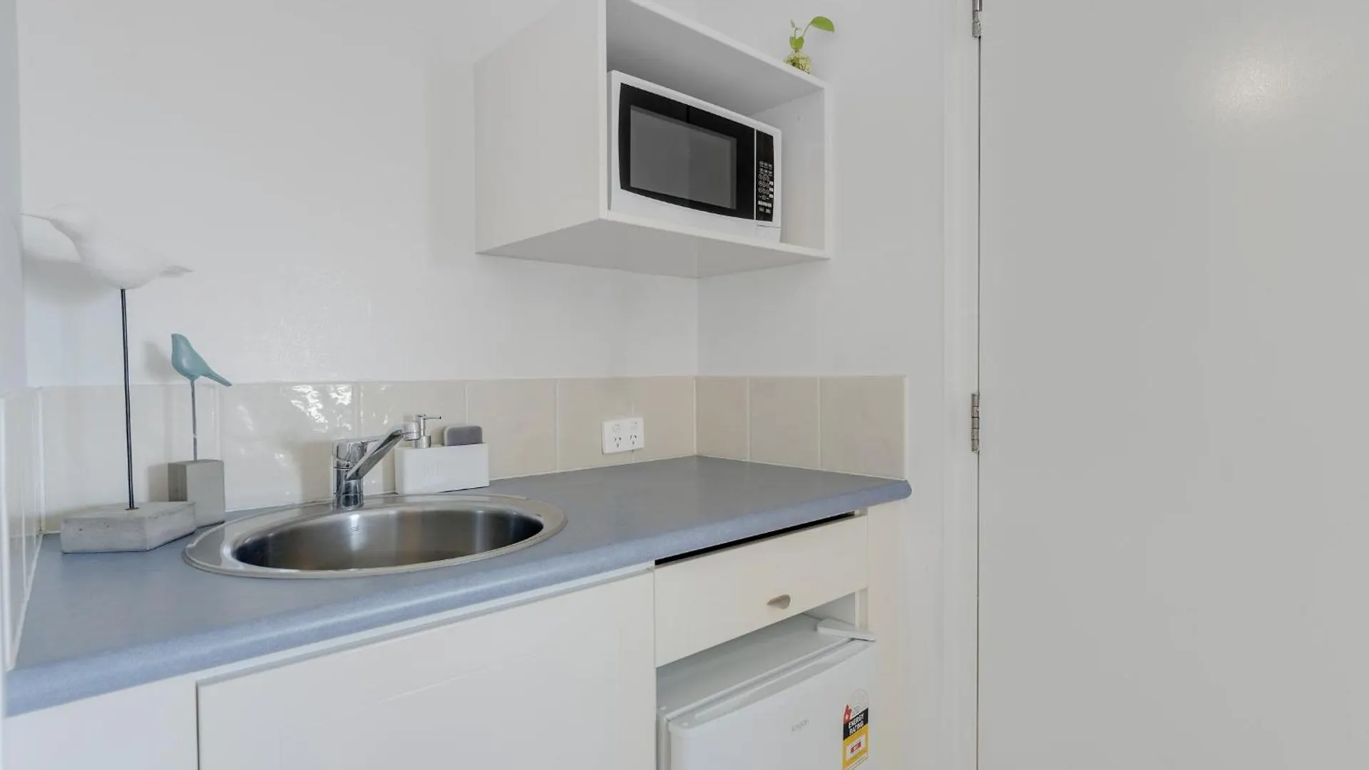 Waterfront 1-Bedroom Escape Breathtaking Views Gold Coast