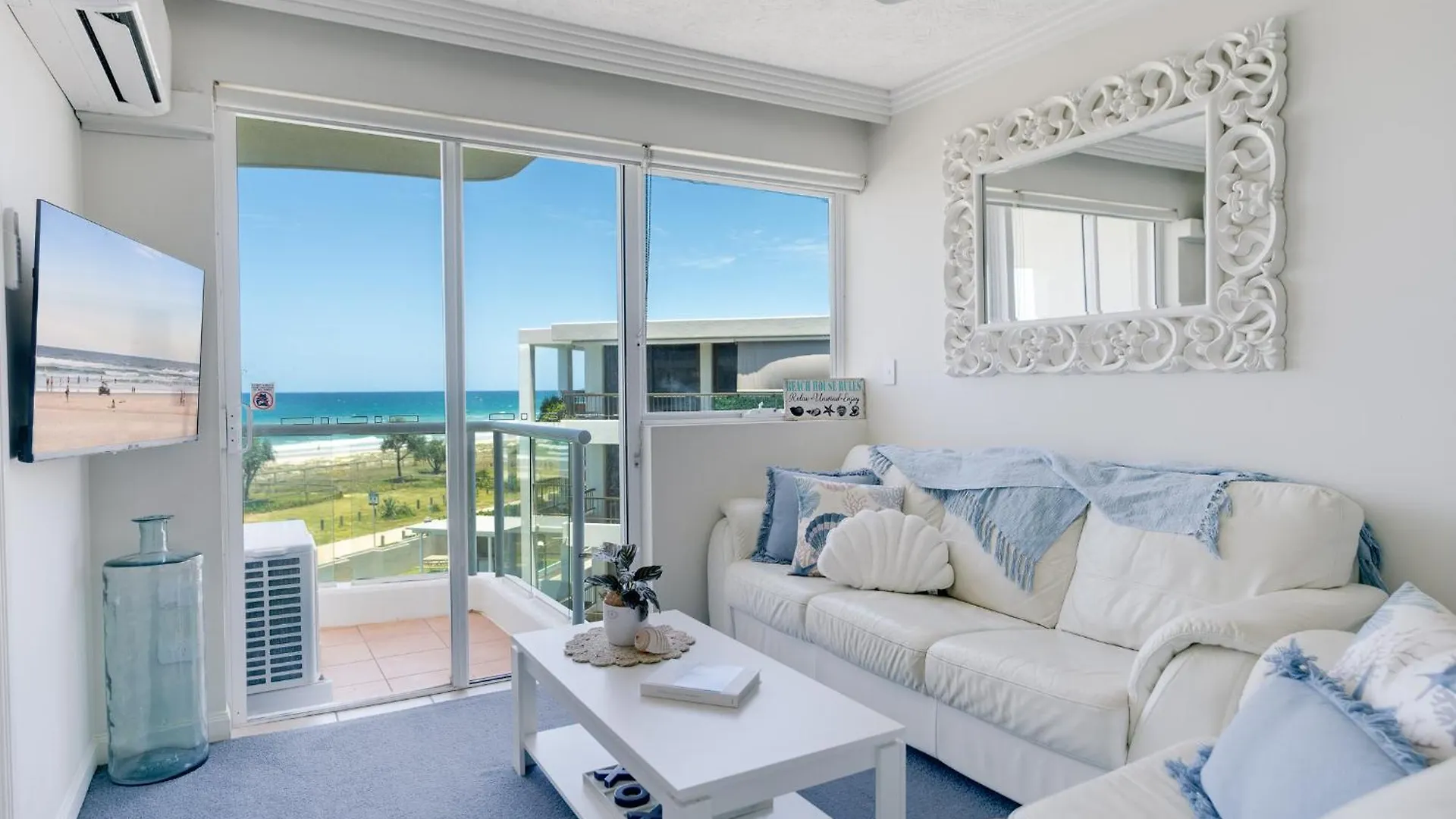Waterfront 1-Bedroom Escape Breathtaking Views Gold Coast Apartment