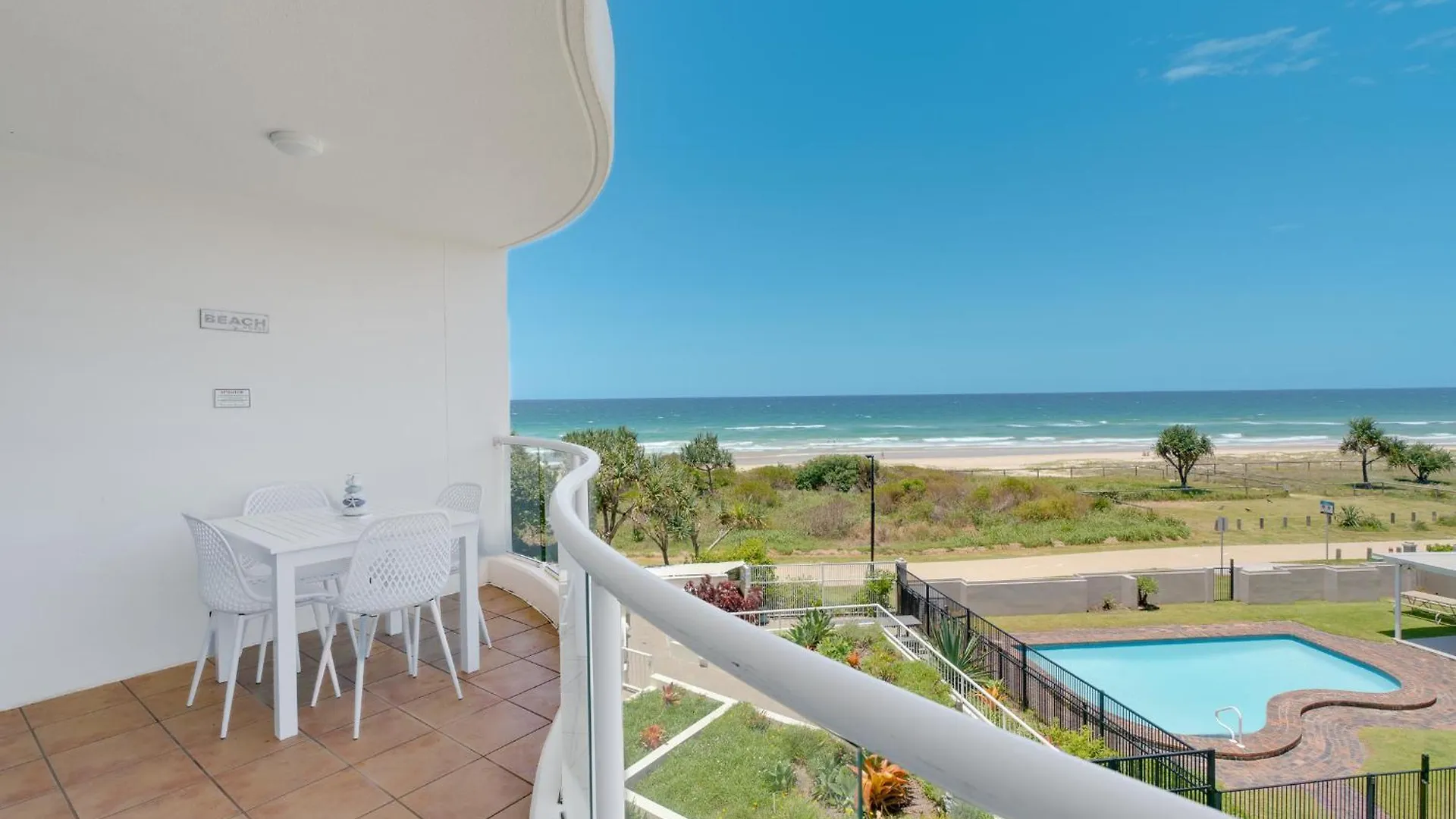 Waterfront 1-Bedroom Escape Breathtaking Views Gold Coast