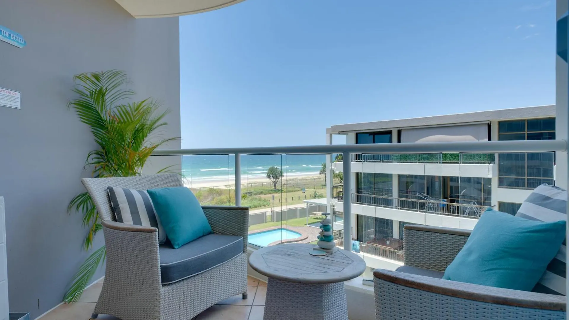 Waterfront 1-Bedroom Escape Breathtaking Views Gold Coast